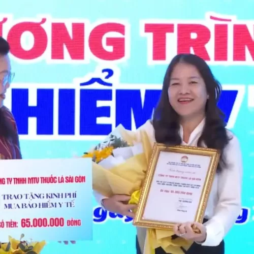 Công ty Thuốc lá Sài Gòn trao tặng thẻ bảo hiểm y tế cho người có hoàn cảnh khó khăn